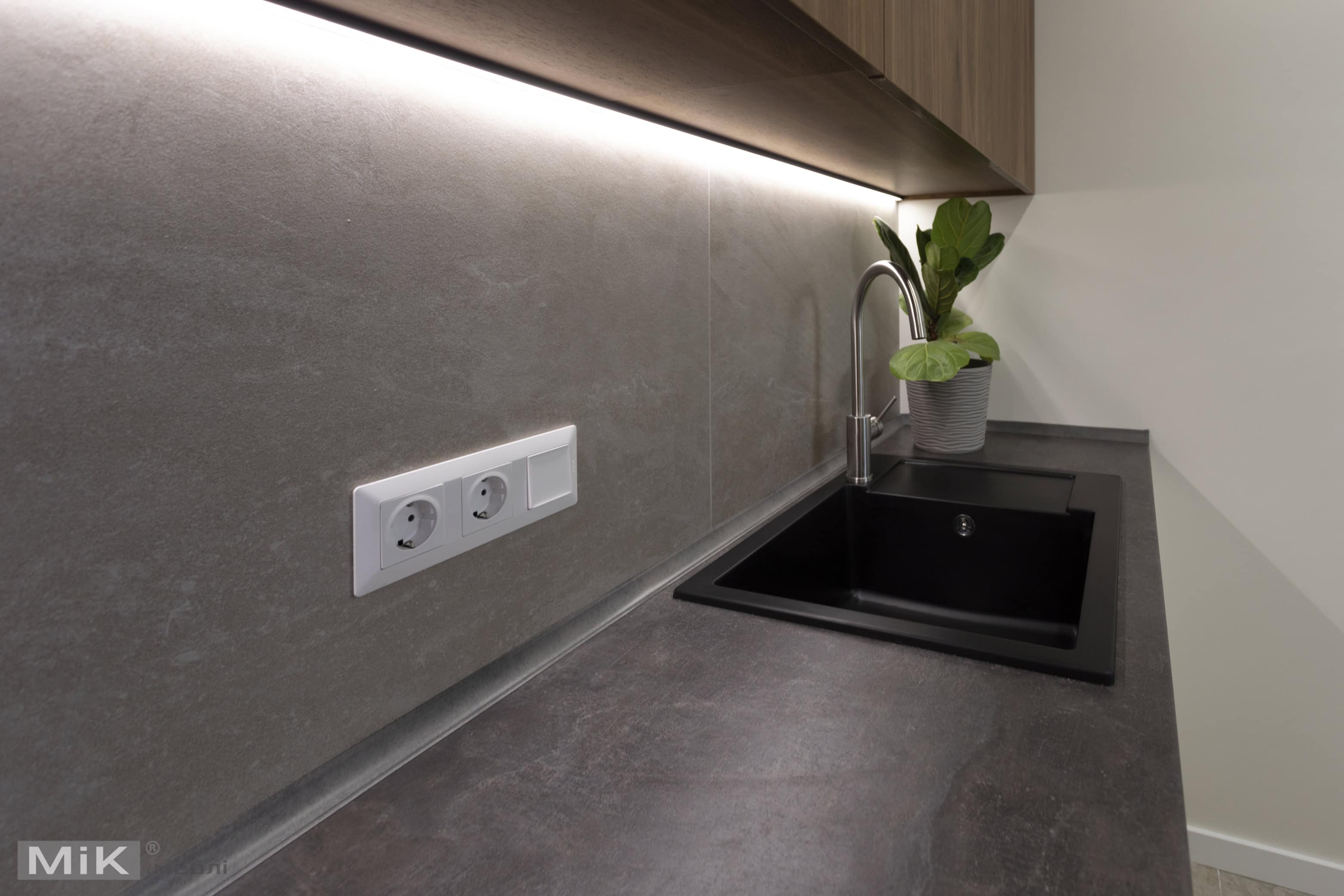 Подсветка пристенной панели и мойки Подсветка пристенной панели и мойки