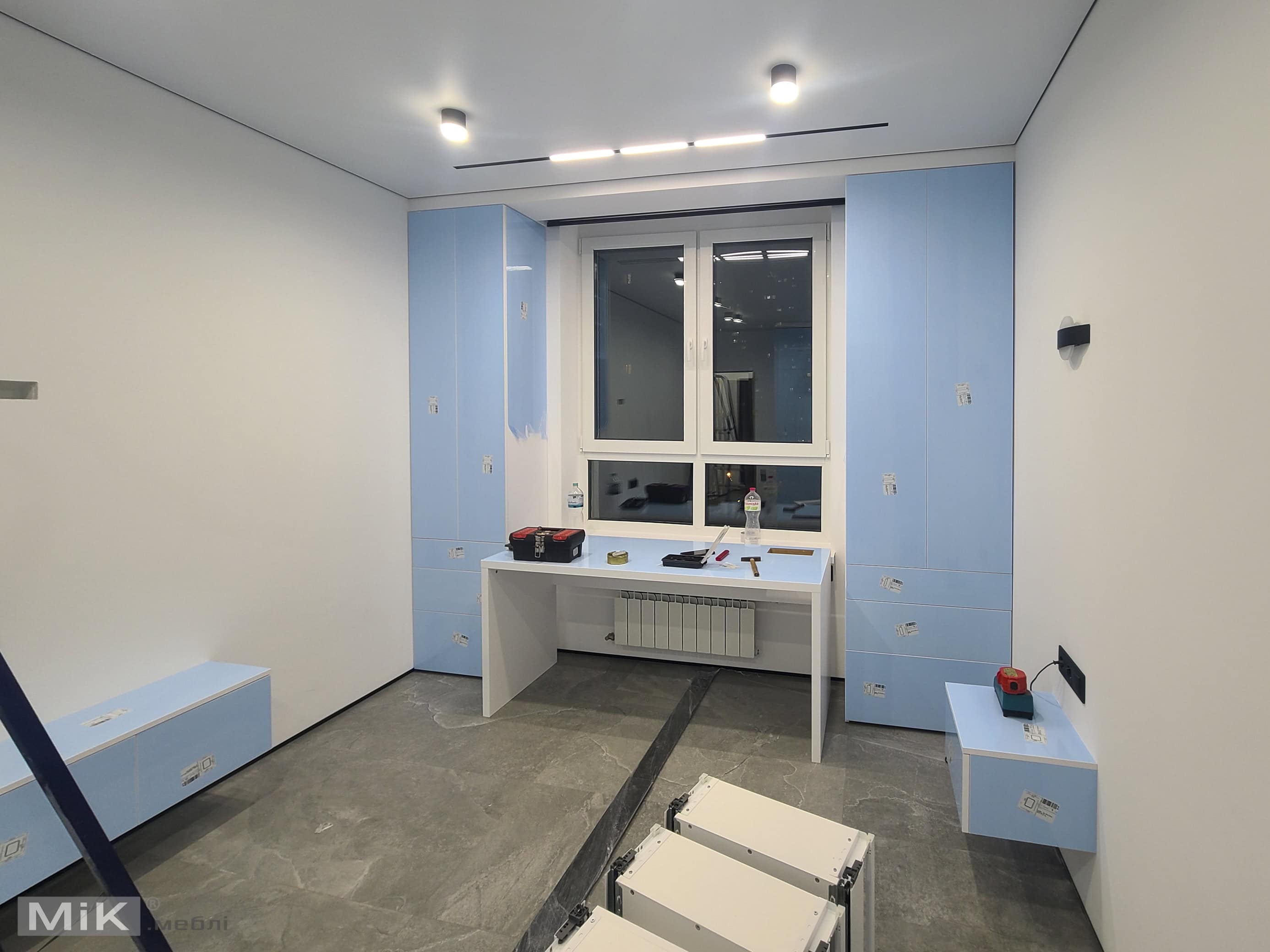 4_Стіл пенал і тумби з білого АГТ Стіл пенал і тумби з білого АГТ