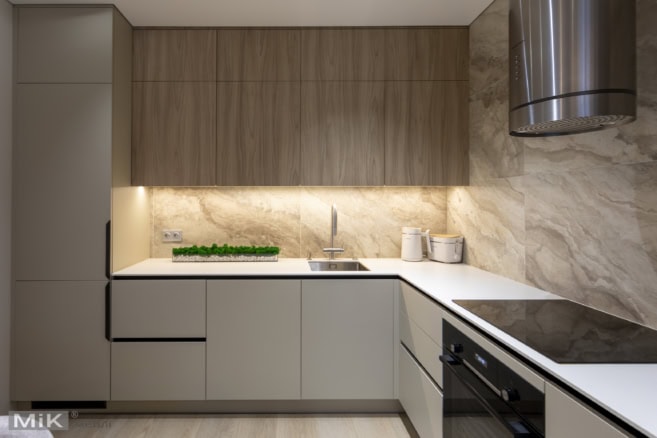 Сучасна кухня під стелю
