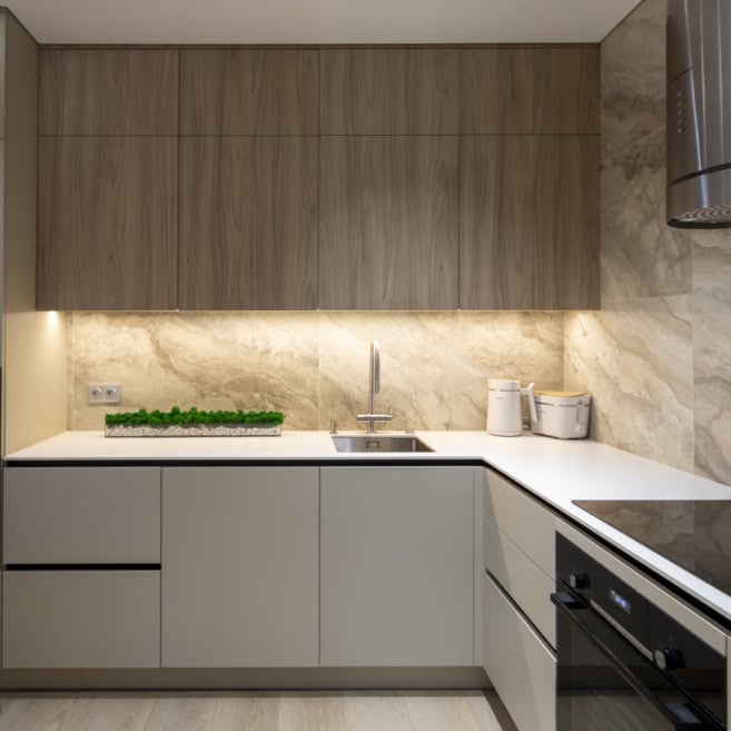 Сучасна кухня під стелю