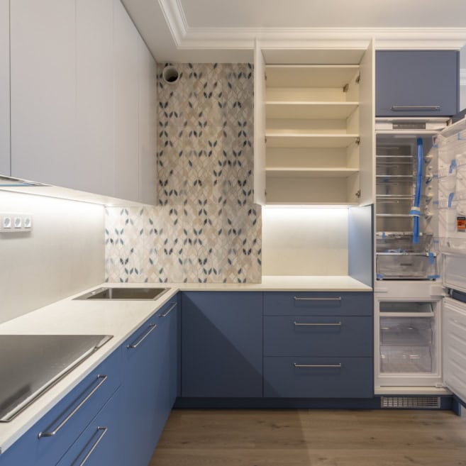 Встроенный холодильник в угловую кухню Встроенный холодильник в угловую кухню