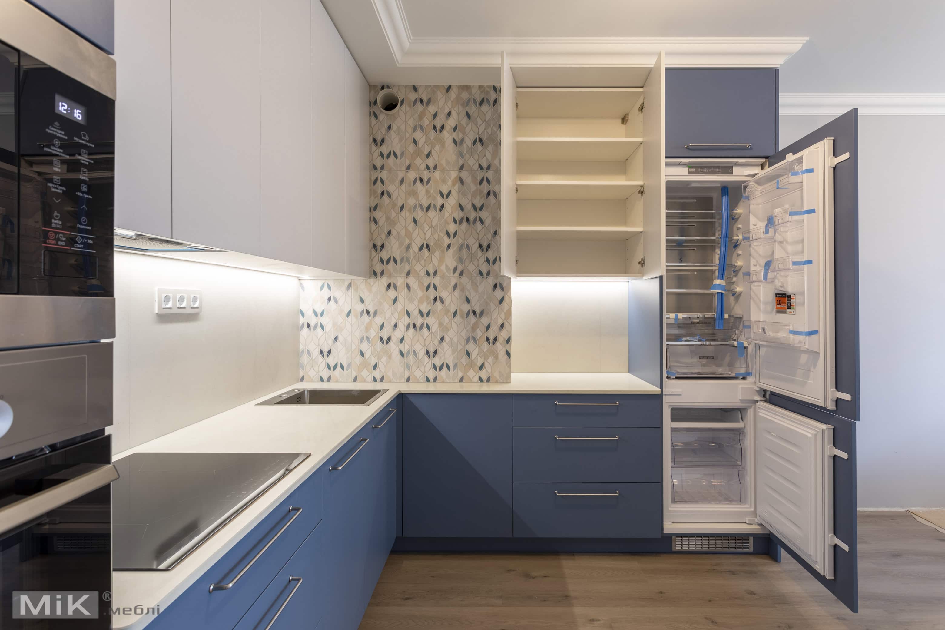 Встроенный холодильник в угловую кухню Встроенный холодильник в угловую кухню