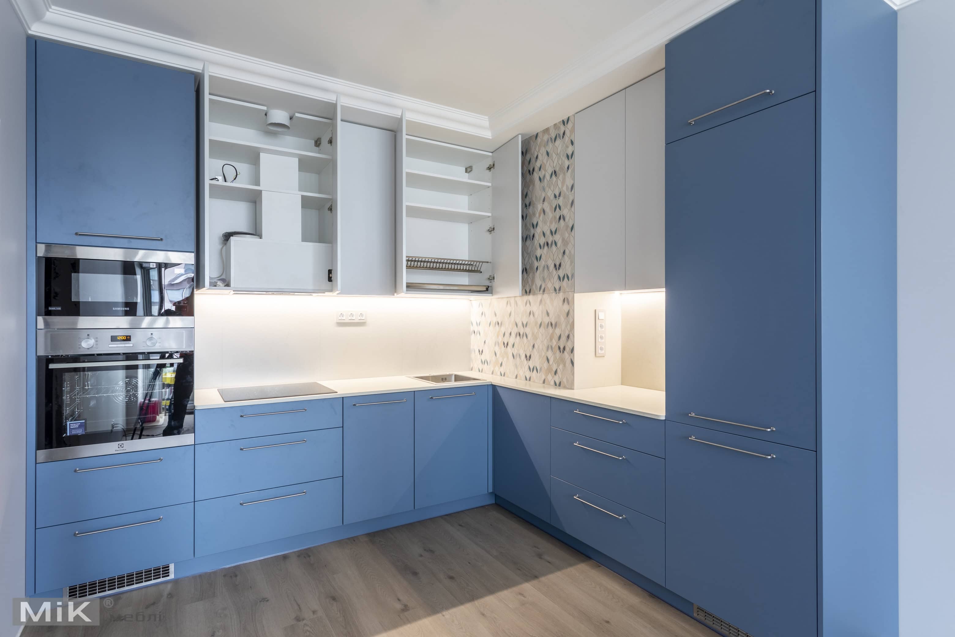 Встроенная вытяжка в шкафчик угловой кухни Встроенная вытяжка в шкафчик угловой кухни