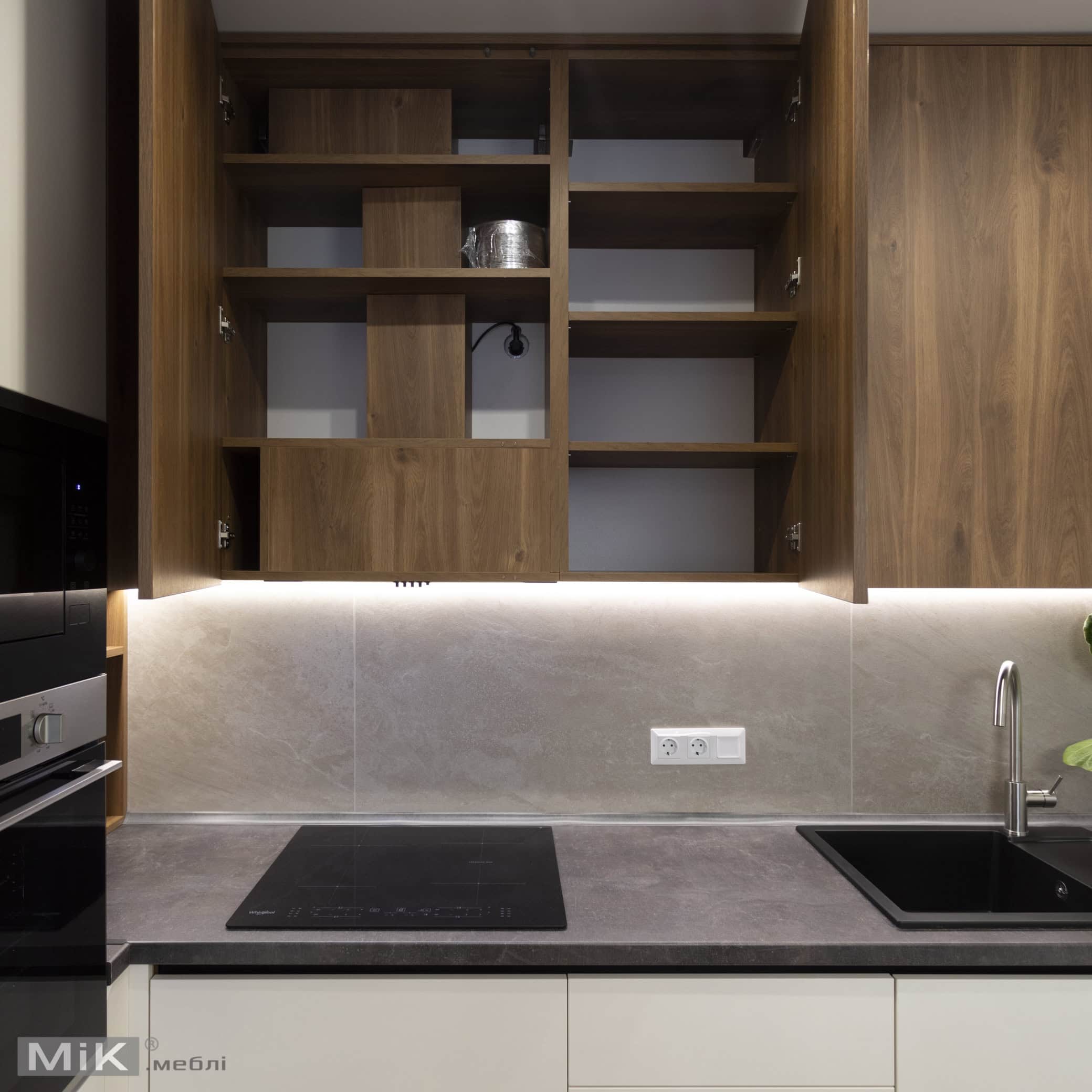 Зашивка встроенной вытяжки в кухне Зашивка встроенной вытяжки в кухне