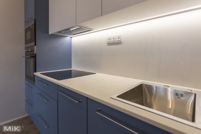 Кварцевая столешница на голубой кухне Кварцевая столешница на голубой кухне