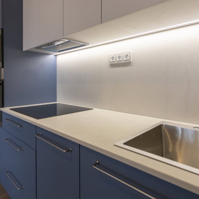 Кварцевая столешница на голубой кухне Кварцевая столешница на голубой кухне