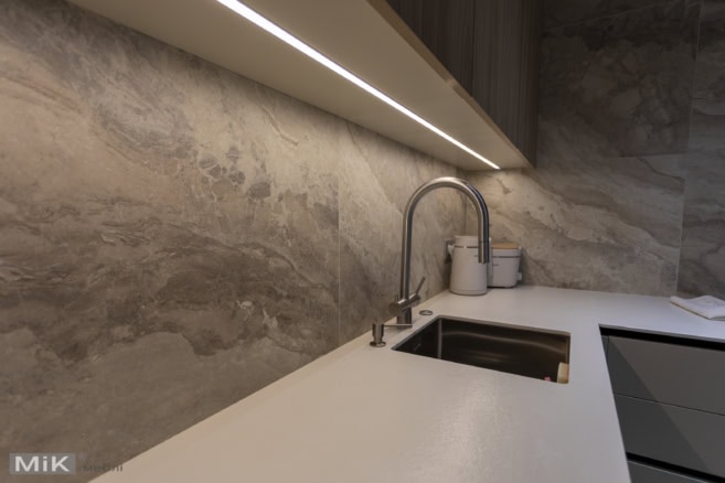 Мийка з кріпленням під стільницею Fundermax в кутовій кухні