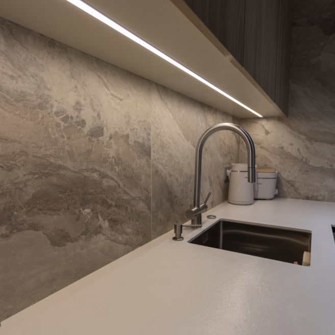 Мийка з кріпленням під стільницею Fundermax в кутовій кухні