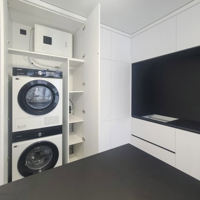 6_Вбудований бойлер та пральна і сушильна машини в кухні Вбудований бойлер та пральна і сушильна машини в кухні