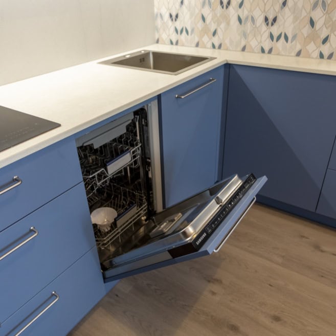 Посудомоечная машина в кухне на варшавском Посудомоечная машина в кухне на варшавском