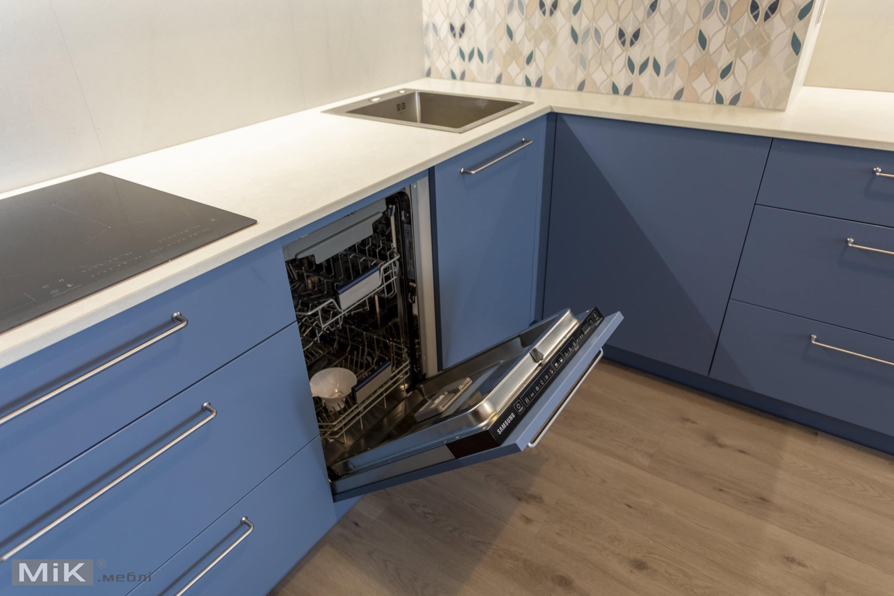 Посудомоечная машина в кухне на варшавском Посудомоечная машина в кухне на варшавском