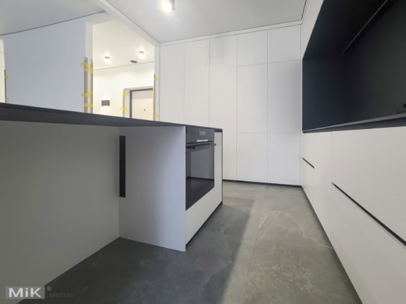 9_Духовка, вбудована в острів білої кухні Духовка, вбудована в острів білої кухні