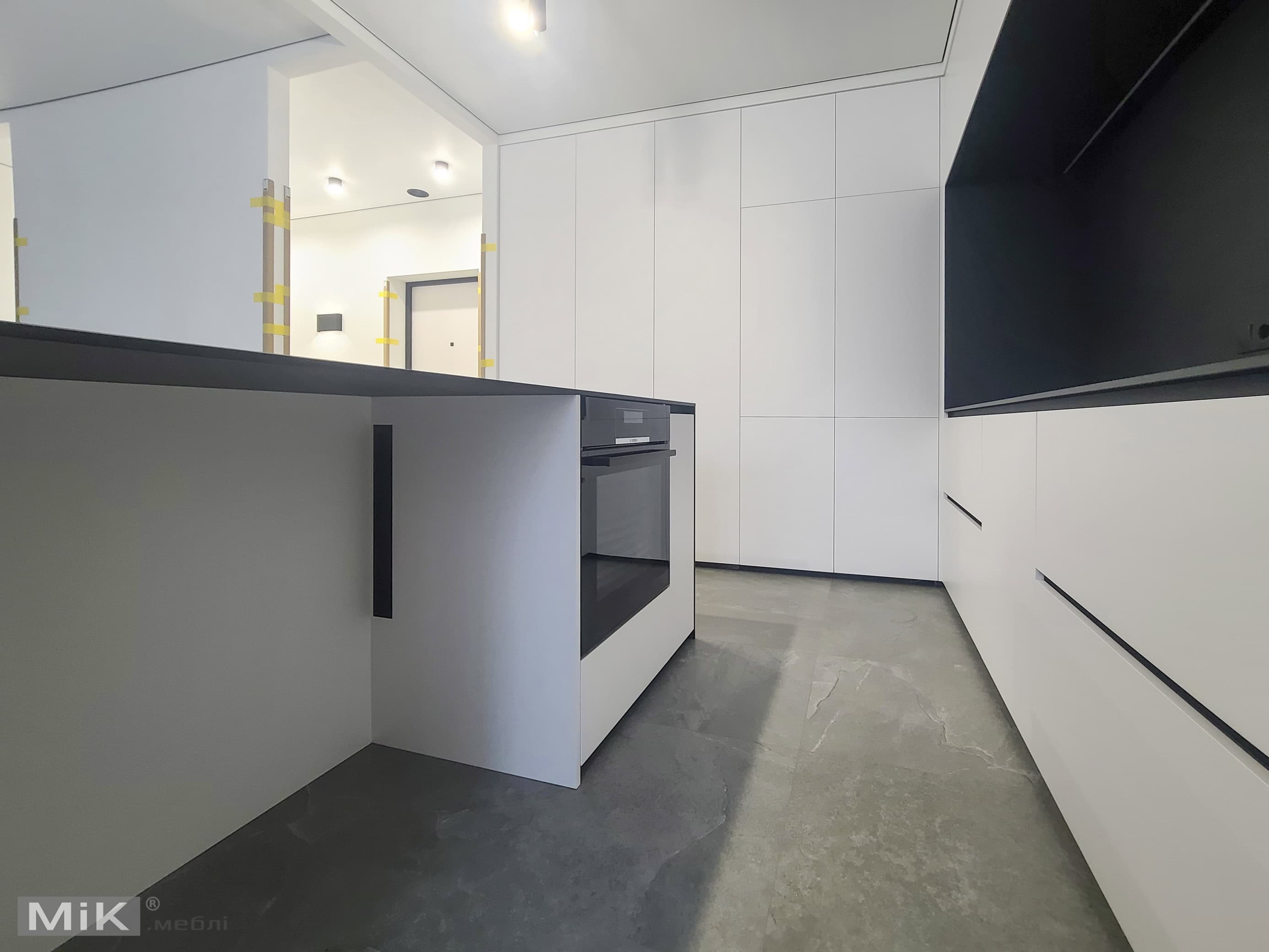 9_Духовка, вбудована в острів білої кухні Духовка, вбудована в острів білої кухні