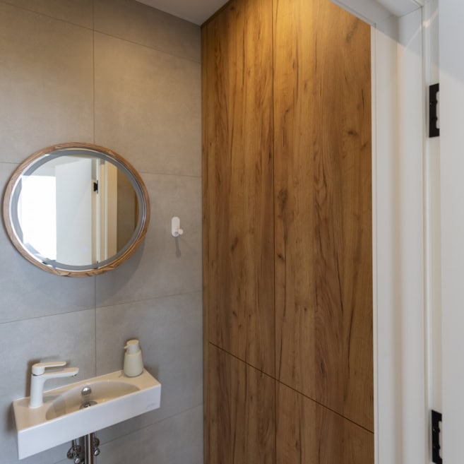 10_gostoviy-sanvuzol-z-vbudovanoyu-shafoyu-kyiv-1.jpg Гостьовий санвузол з вбудованою шафою на замовлення