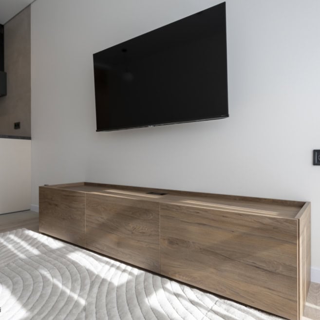 10_tv-zona-ta-kuhnya-v-yedinomu-styli тумба под телевизор в гостиной на заказ