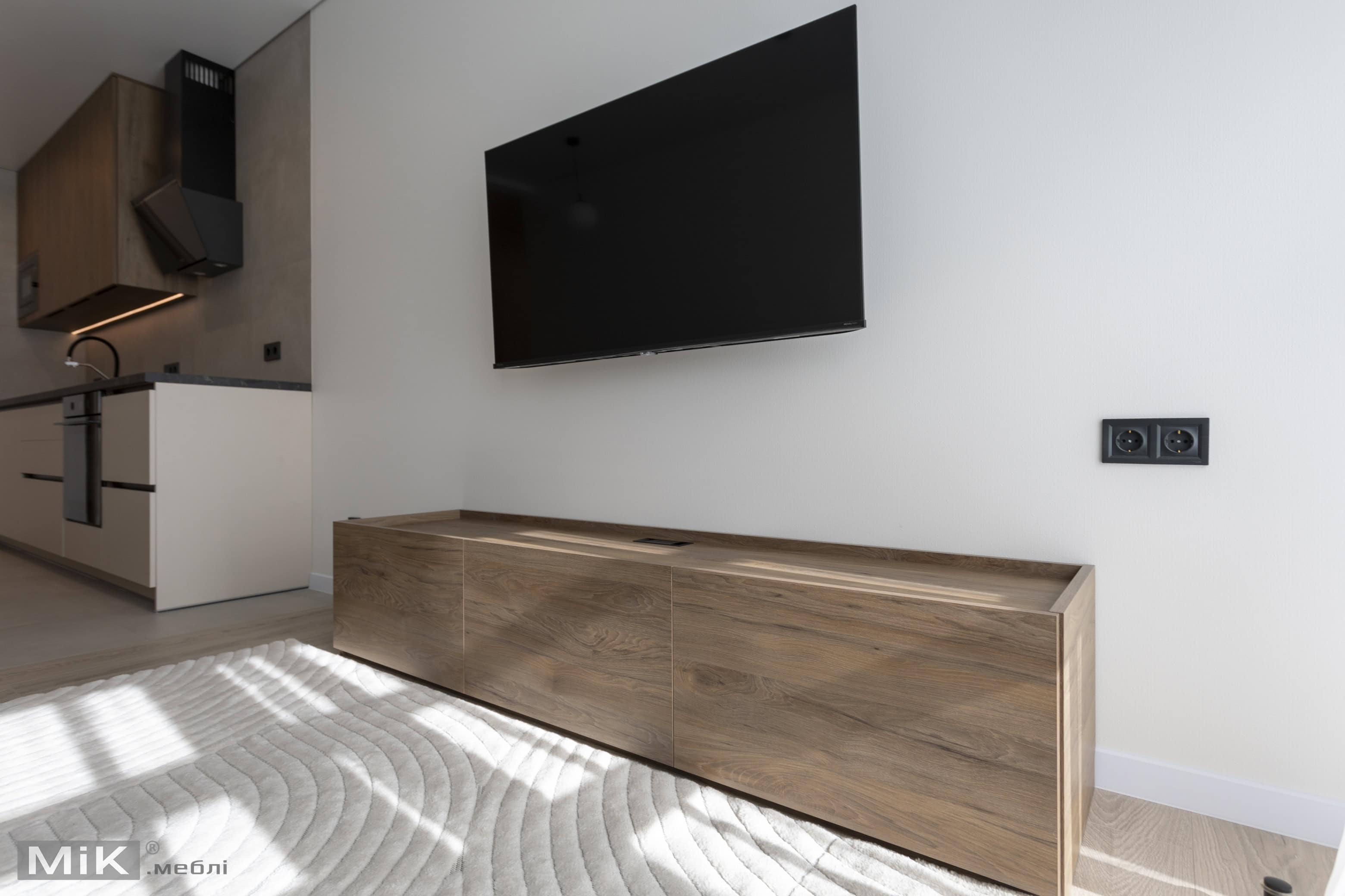 10_tv-zona-ta-kuhnya-v-yedinomu-styli тумба под телевизор в гостиной на заказ