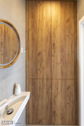 11_shafa-u-gostovomu-sanvuzli-na-zamovlennya-kyiv-1.jpg Вбудована шафа в гостьовому санвузлі на замовлення з дерев'яними фасадами