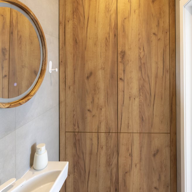 11_shafa-u-gostovomu-sanvuzli-na-zamovlennya-kyiv-1.jpg Вбудована шафа в гостьовому санвузлі на замовлення з дерев'яними фасадами