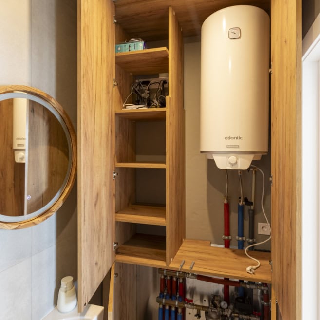 12_vbudovana-shafa-dlya-sanvuzla-kyiv-1.jpg Шафа для санвузла на замовлення з полицями та нішею для бойлера