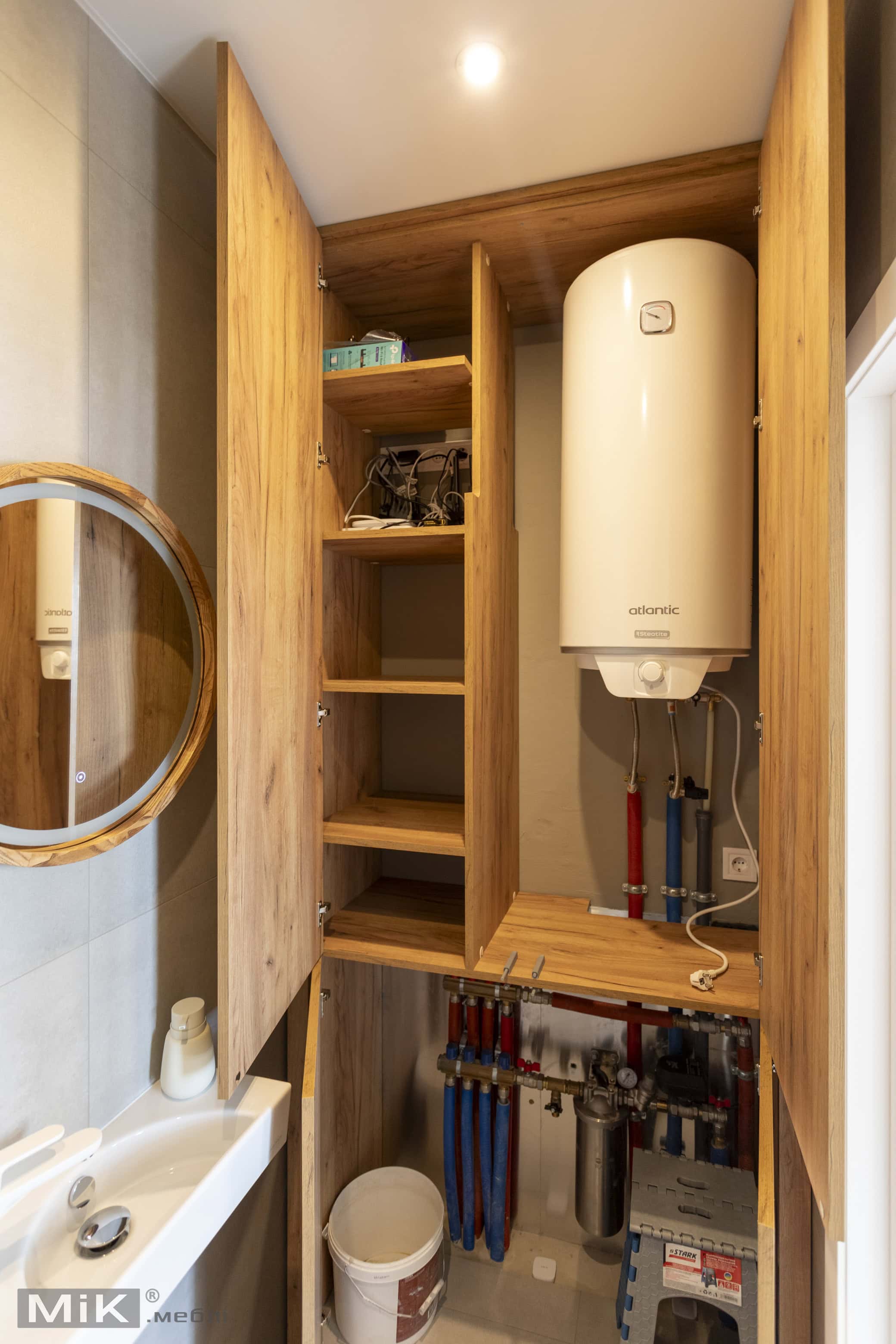 12_vbudovana-shafa-dlya-sanvuzla-kyiv-1.jpg Шафа для санвузла на замовлення з полицями та нішею для бойлера