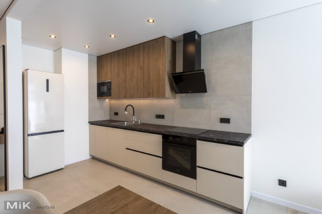 1_kuhnya-z-verhnimi-fasadami-pid-derevo-ta-svitlim-nizom Кухня на заказ в квартире со светлыми фасадами и верхними шкафами под дерево