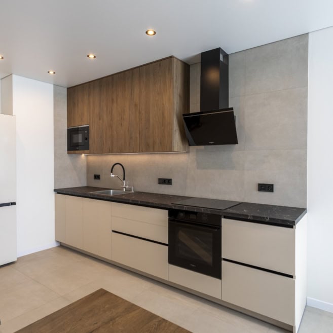 1_kuhnya-z-verhnimi-fasadami-pid-derevo-ta-svitlim-nizom Кухня на заказ в квартире со светлыми фасадами и верхними шкафами под дерево