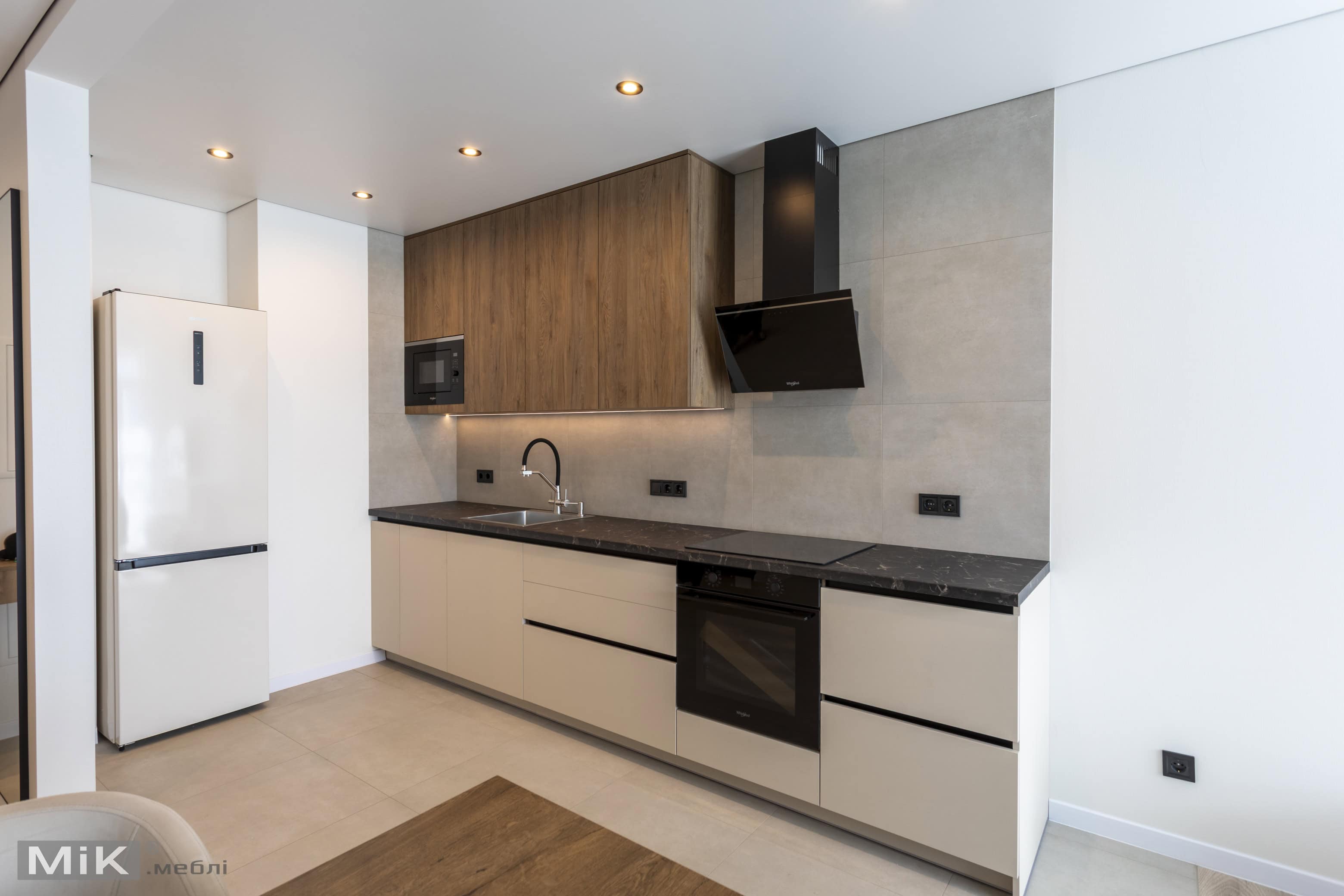 1_kuhnya-z-verhnimi-fasadami-pid-derevo-ta-svitlim-nizom Кухня на заказ в квартире со светлыми фасадами и верхними шкафами под дерево