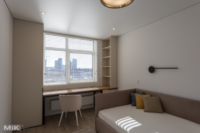 1_stil-pid-vikno-z-penalami-u-spalni Стіл під вікно з пеналами у спальні на замовлення