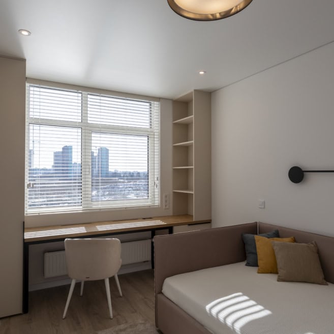 1_stil-pid-vikno-z-penalami-u-spalni Стіл під вікно з пеналами у спальні на замовлення