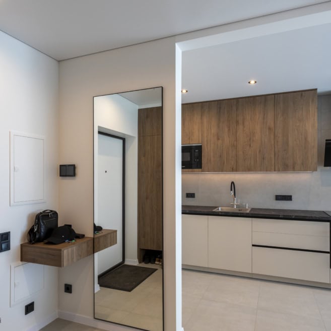 2_kuhnya-v-kvartyri-na-zamovlennya-kyiv-1.jpg Кухня на замовлення в квартирі в Києві з білими фасадами