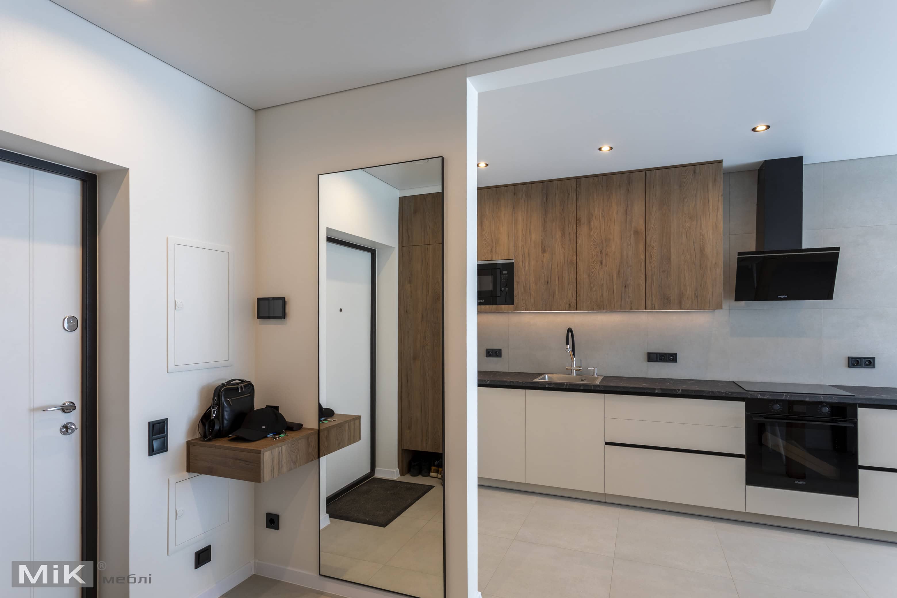 2_kuhnya-v-kvartyri-na-zamovlennya-kyiv-1.jpg Кухня на замовлення в квартирі в Києві з білими фасадами