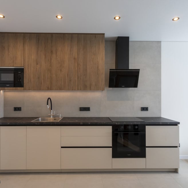 2_pryama-kuhnya-z-vbudovanoyu-duhovkoyu-ta-vitjazhkoyu Прямая кухня на заказ с духовкой, вытяжкой и светлыми фасадами