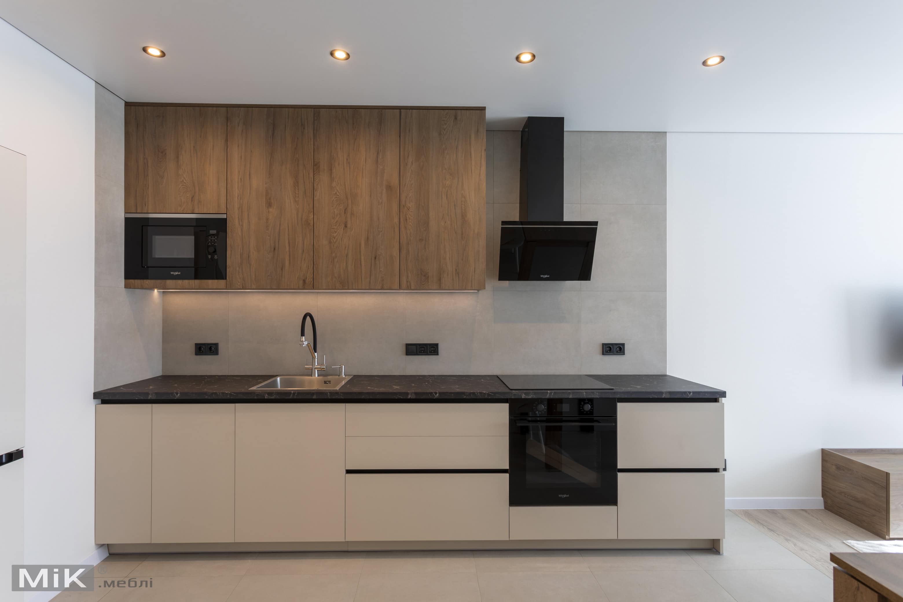 2_pryama-kuhnya-z-vbudovanoyu-duhovkoyu-ta-vitjazhkoyu Прямая кухня на заказ с духовкой, вытяжкой и светлыми фасадами