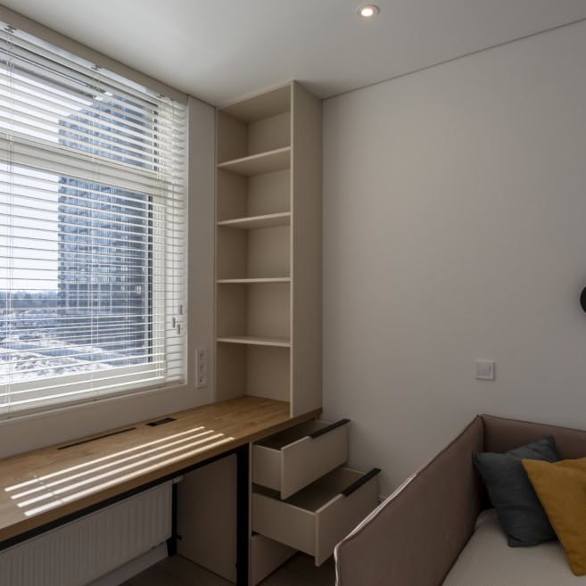 2_robochiy-stil-pid-vikno-u-spalni Стіл під вікно з пеналами у спальні на замовлення