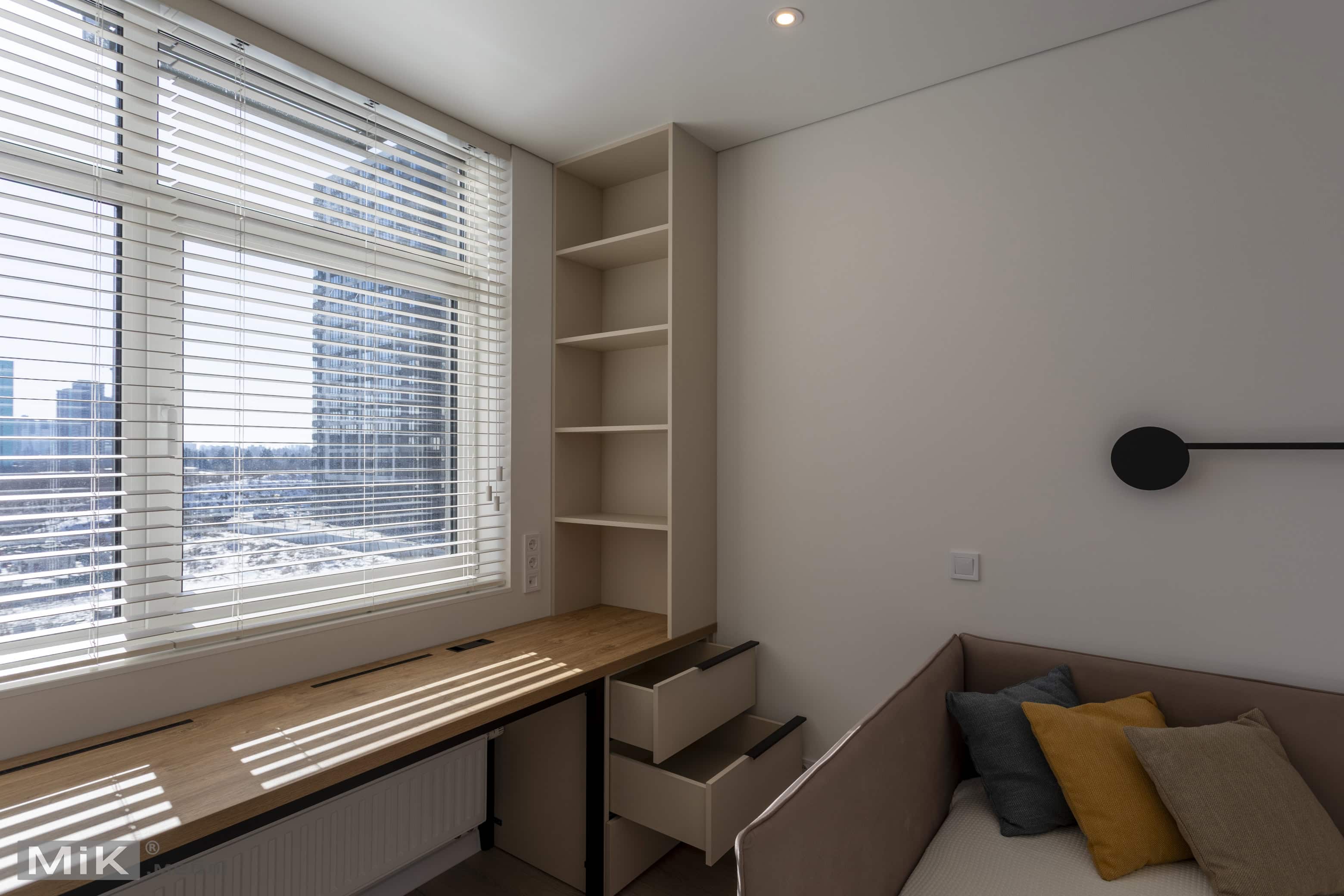 2_robochiy-stil-pid-vikno-u-spalni Стіл під вікно з пеналами у спальні на замовлення