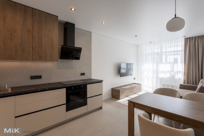 3_kuhnya-v-studii-z-perehodom-u-vitalnyu Кухня в квартире-студии на заказ с переходом в гостиную