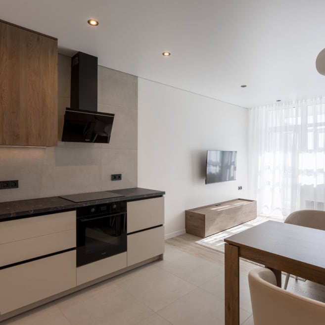 3_kuhnya-v-studii-z-perehodom-u-vitalnyu Кухня в квартире-студии на заказ с переходом в гостиную