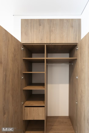 3_vbudovana-shafa-na-zamovlennya-kyiv-1.jpg Вбудована шафа на замовлення з полицями та шухлядами