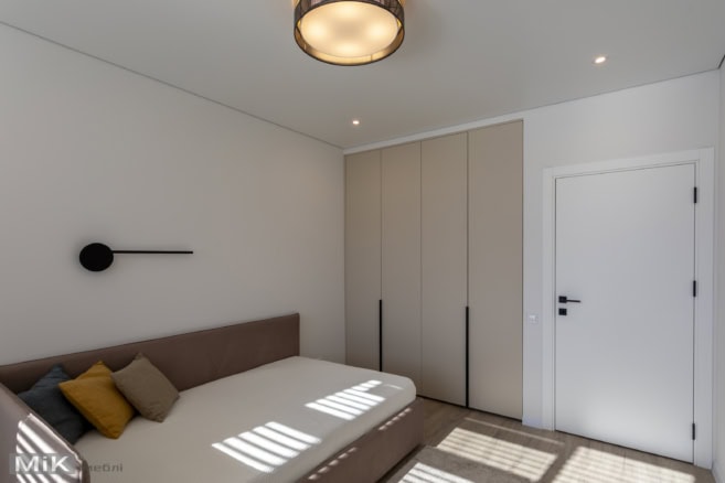 3_vbudovana-shafa-u-spalni Шафа вбудована у спальні на замовлення