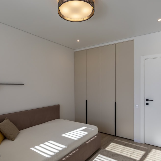 3_vbudovana-shafa-u-spalni Шафа вбудована у спальні на замовлення