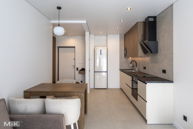 4_kuhnya-ta-tumba-pid-tv-v-yedinomu-styli Кухня с обеденной зоной