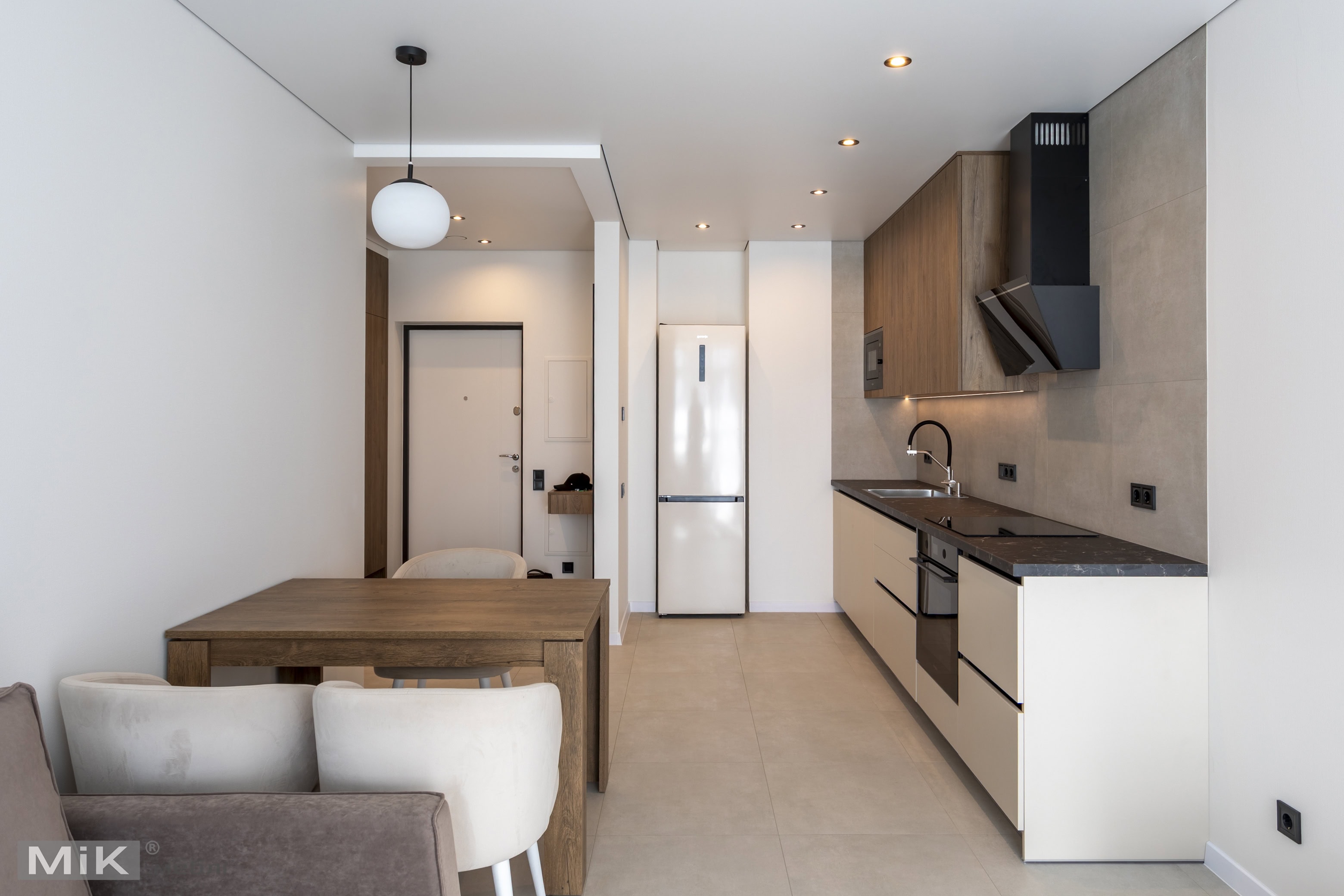 4_kuhnya-ta-tumba-pid-tv-v-yedinomu-styli Кухня с обеденной зоной