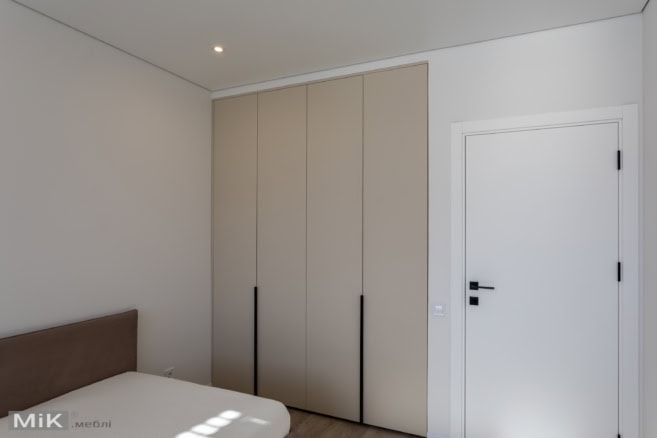 4_shafa-u-spalni-z-svitlimi-fasadami Вбудована шафа у спальні на замовлення зі світлими фасадами