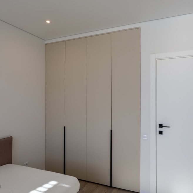 4_shafa-u-spalni-z-svitlimi-fasadami Вбудована шафа у спальні на замовлення зі світлими фасадами