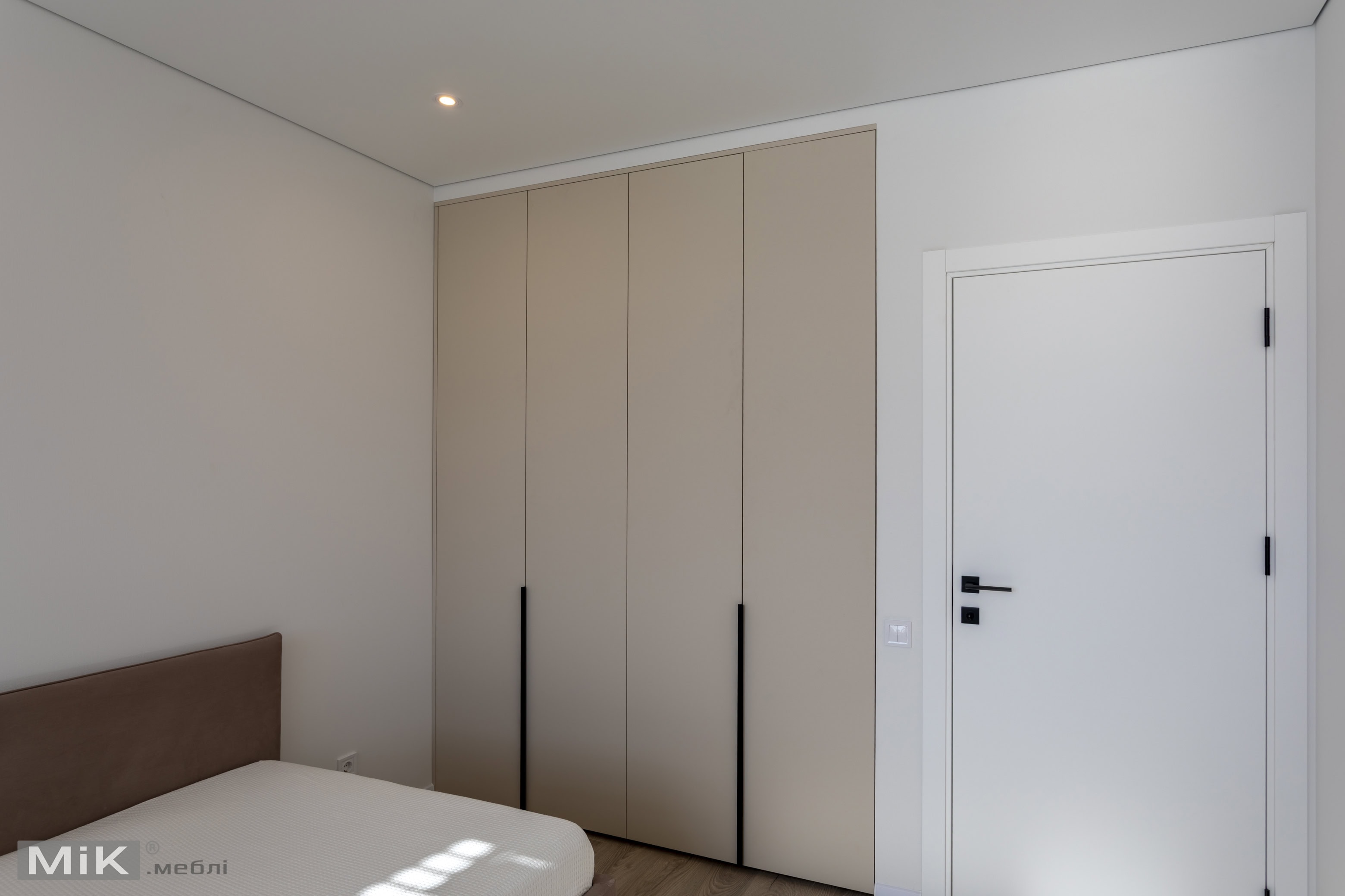 4_shafa-u-spalni-z-svitlimi-fasadami Вбудована шафа у спальні на замовлення зі світлими фасадами