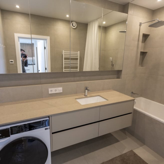 4_vanna-kimnata-mebli-na-zamovlennya-kyiv-1.jpg Меблі для ванної кімнати на замовлення в Києві з довгою стільницею