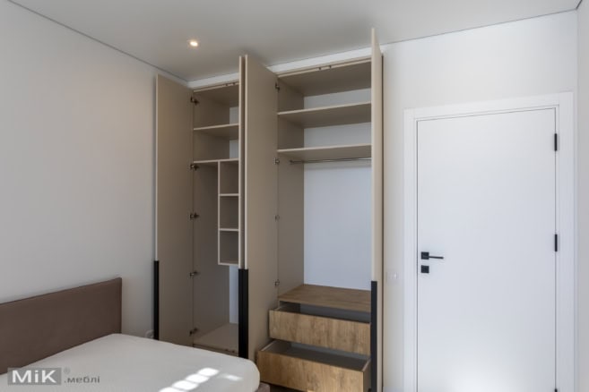 5_stil-pid-vikno-ta-vidkriti-polici-u-spalni Вбудована розпашна шафа в середені