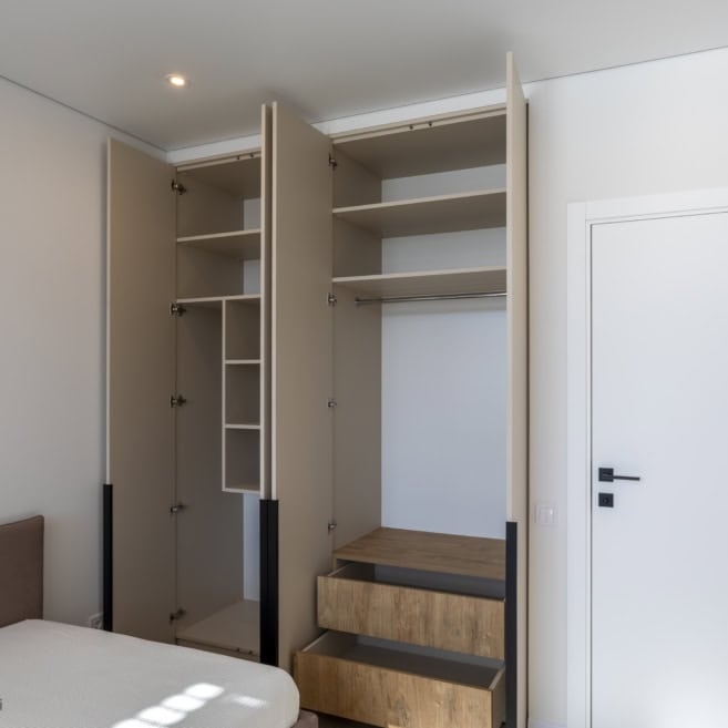 5_stil-pid-vikno-ta-vidkriti-polici-u-spalni Вбудована розпашна шафа в середені