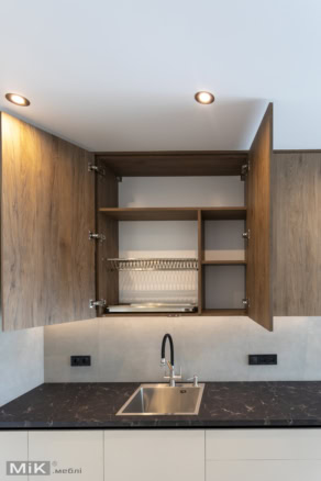 5_sushka-dlya-posudu-v-kuhni-na-zamovlennya Кухня на заказ с сушкой для посуды и верхними шкафами под дерево