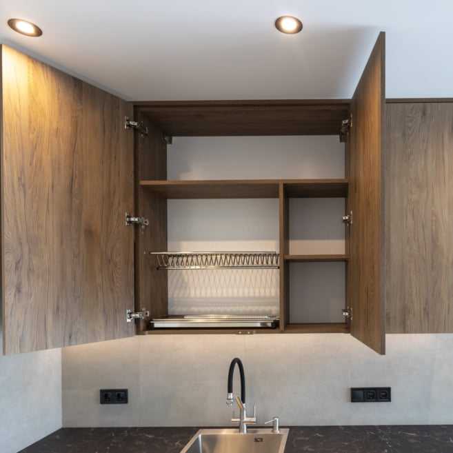 5_sushka-dlya-posudu-v-kuhni-na-zamovlennya Кухня на заказ с сушкой для посуды и верхними шкафами под дерево